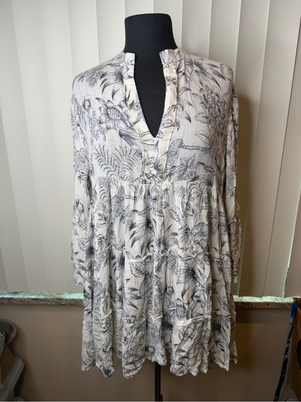 Turks & Caicos Boho Tiered Floral Tunic Dress in White Black Gold Shimmer SZ Med